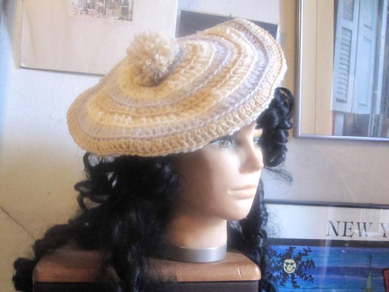 Gehäkelte Baskenmütze Tam Beige Grau Gestreifte Bommel Gehäkelte Baskenmütze Tam Beige Grau Gestreifte Bommel von blitzknitz