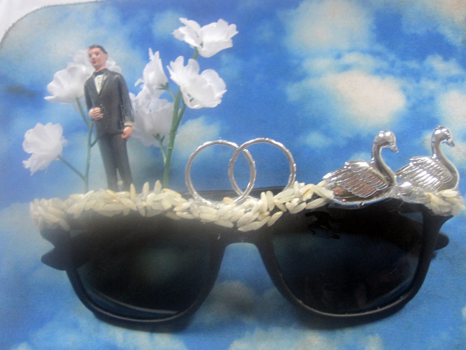 Dekorierte Hochzeit Sonnenbrille Bräutigam Figur, Schwäne, Ringe, Reis - Junggesellenabschied Dekorierte Hochzeit Sonnenbrille Bräutigam Figur, Schwäne, Ringe, Reis - Junggesellenabschied von blitzknitz