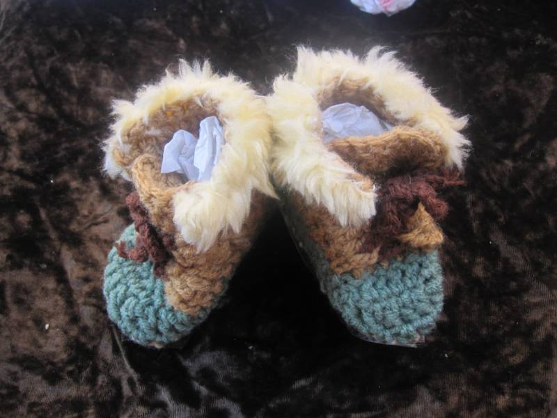 Gehäkelte Baby Booties Hellbraun & Salbei Kunstpelz Winter Hi-Tops | 0-6 Monate Gehäkelte Baby Booties Hellbraun & Salbei Kunstpelz Winter Hi-Tops | 0-6 Monate von blitzknitz