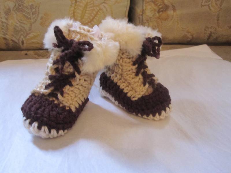 Gehäkelte Baby Booties Wolle Ugg Style Boots, 6-9 Monate Gehäkelte Baby Booties Wolle Ugg Style Boots, 6-9 Monate von blitzknitz