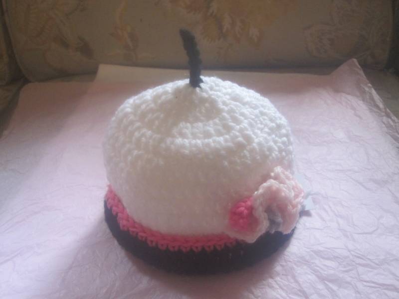 Gehäkelte Baby Mütze Weisse Mütze Mit Rosa Rose, Schwarze Borte | 0-6 Monate von blitzknitz