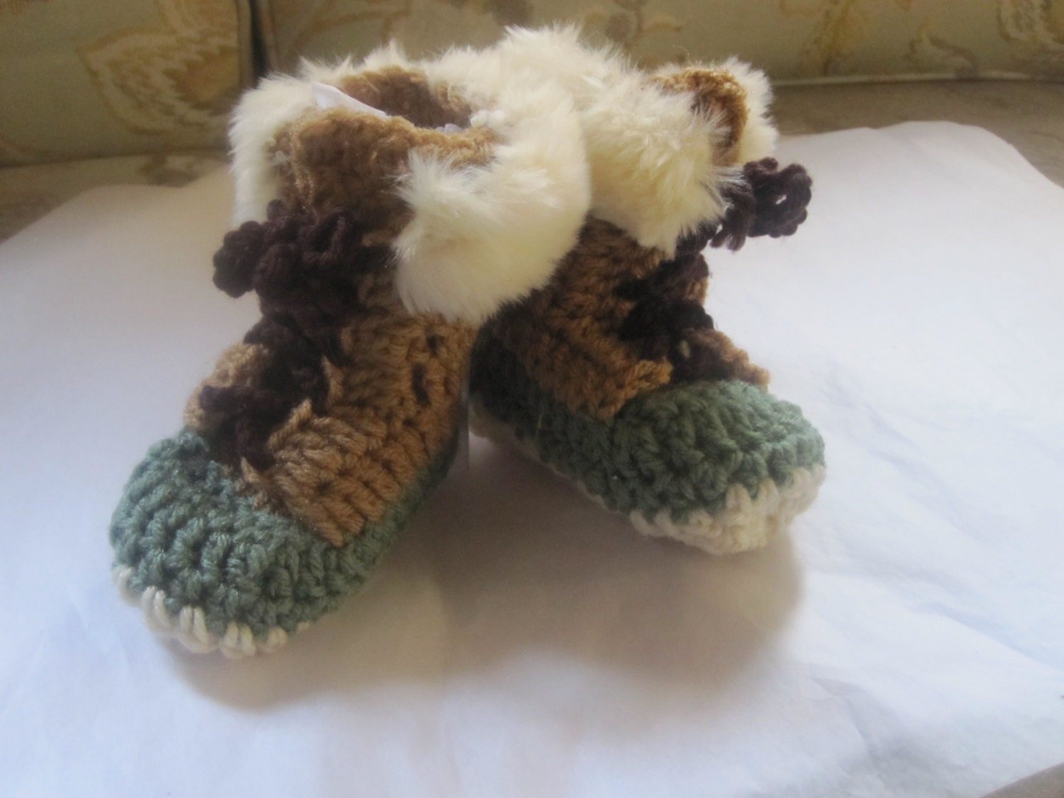 Gehäkelte Babyschühchen Hellbraun & Salbeigrün, Mit Sherpa-Futter, Kunstpelzrand | 6-12 Monate Gehäkelte Babyschühchen Hellbraun & Salbeigrün, Mit Sherpa-Futter, Kunstpelzrand | 6-12 Monate von blitzknitz