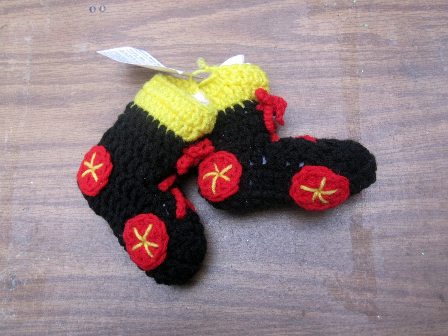 Crochet Rollschuh Baby Booties Schwarz, Rot Und Gelb, 6-9 Monate Crochet Rollschuh Baby Booties Schwarz, Rot Und Gelb, 6-9 Monate von blitzknitz