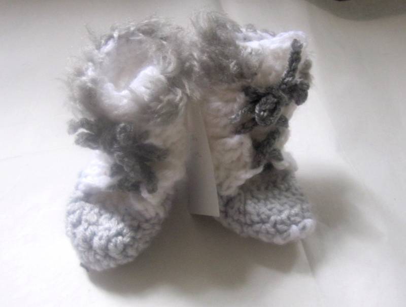Kunstpelz Baby Booties | 0-6 Monate Grau & Weiss Winter Ugg Style von blitzknitz