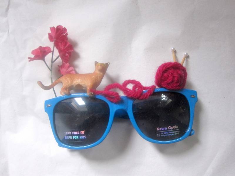 Dekorierte Junior Sonnenbrillen Hellbraune Katze, Roter Wollknäuel, Blauer Retro Uv400 von blitzknitz