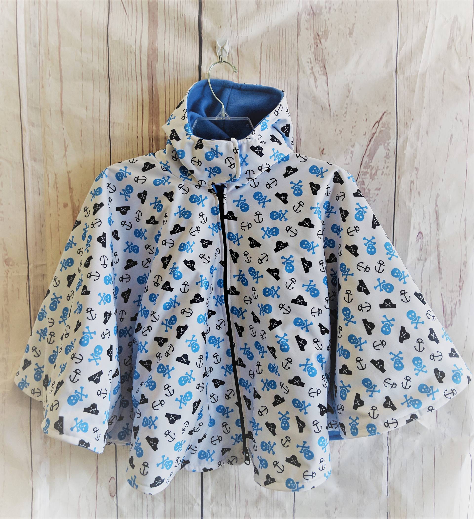 Frühling Regen Mantel Medium | 2T-5T+ - Baby/Kleinkind Auto Sitz Sicherheit Poncho Reversible Blau/Weiß Piraten Mit Kapuze Und Reißverschluss von blondeastronaut