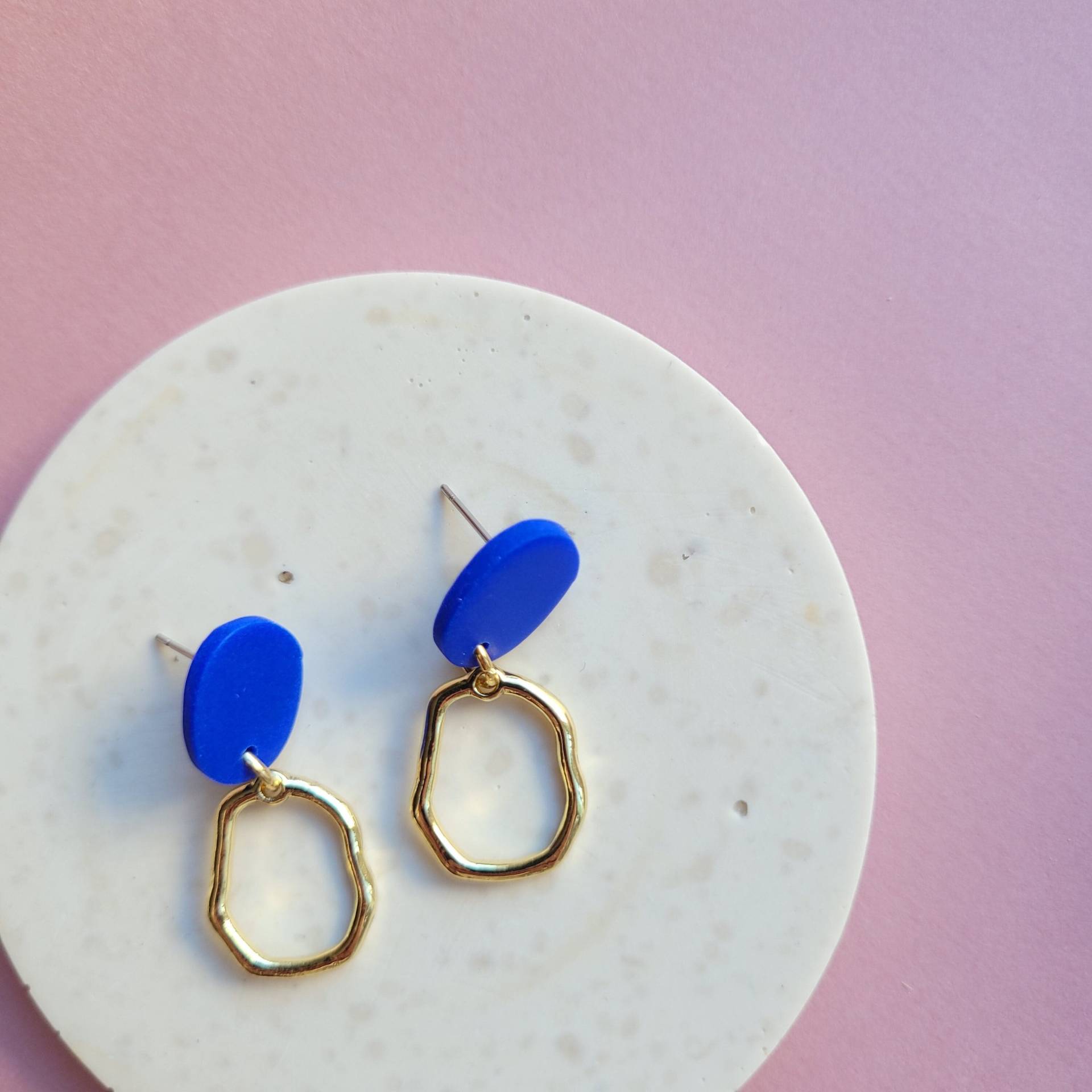 Edle Hängende Ohrringe in Strahlendem Blau Und Gold von bloomandboomstudio