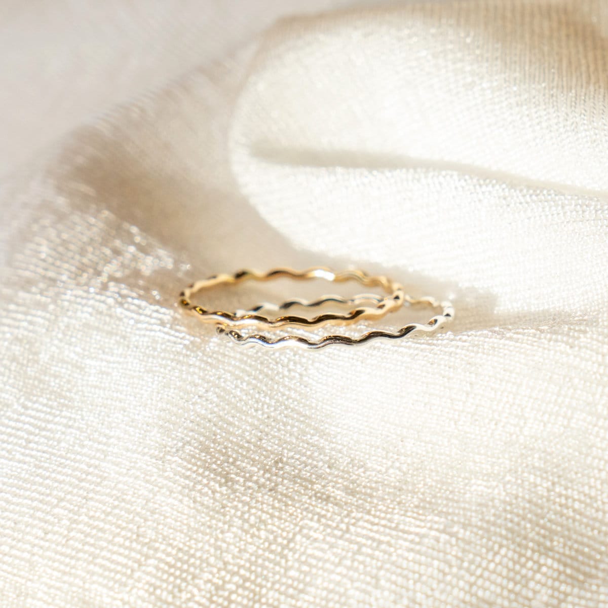 Gewellter Ring, Kringelring, Stapelringe, Stapelbare Ringe, Sterling Silber 14K Gold Filled von blossomandshine