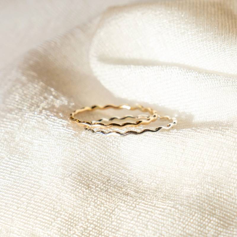 Gewellter Ring, Kringelring, Stapelringe, Stapelbare Ringe, Sterling Silber 14K Gold Filled von blossomandshine