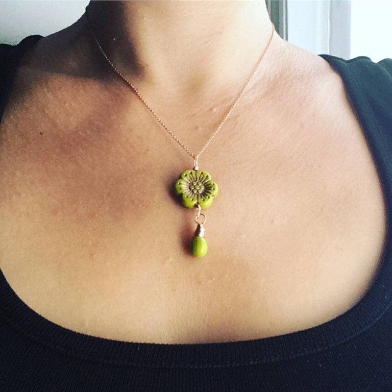 Chartreuse Pistazie Grüne Blume 14K Rose Gold Filled Anhänger. Kettenhalskette Verfügbar von blossomingsilver