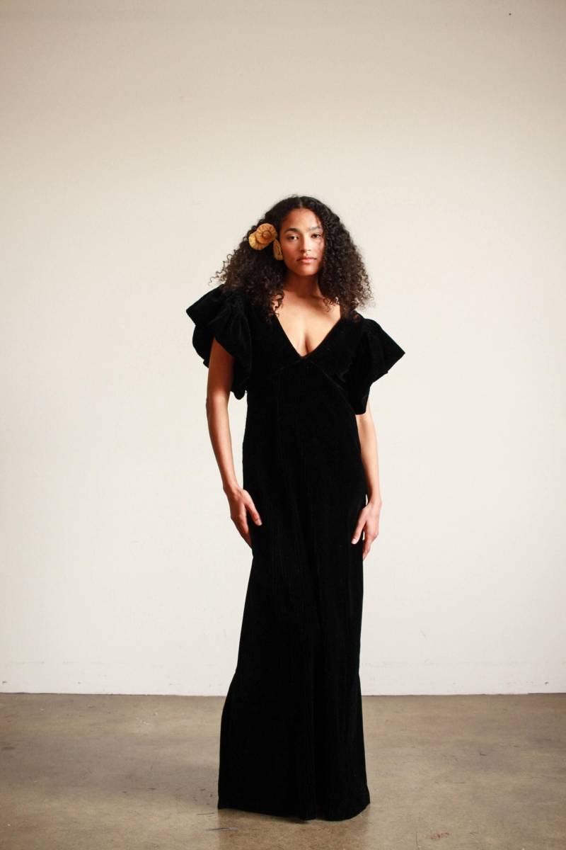 1940Er Jahre Schwarzes Cord-Kleid Mit Eingeschnittenen Flatterärmeln 1940Er Jahre Schwarzes Cord-Kleid Mit Eingeschnittenen Flatterärmeln von blossomvintageshop