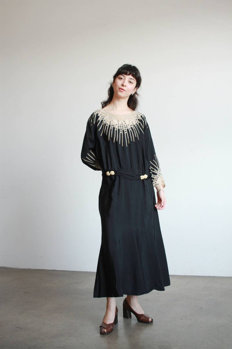 20Er Jahre Schwarzes Kleid Mit Viskose Verzierung 20Er Jahre Schwarzes Kleid Mit Viskose Verzierung von blossomvintageshop