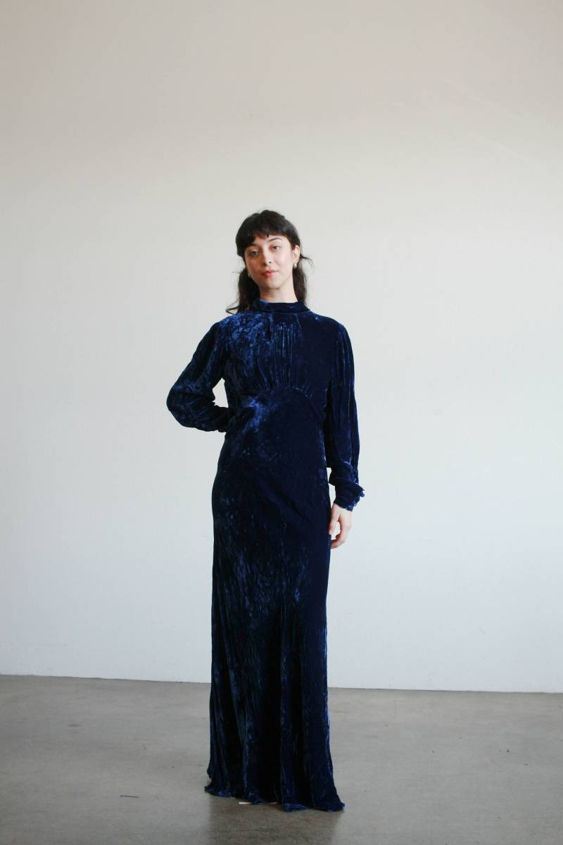1930Er Jahre Sapphire Blaues Seidensamtkleid 1930Er Jahre Sapphire Blaues Seidensamtkleid von blossomvintageshop