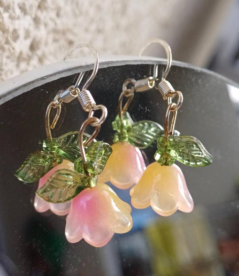 Blütenohrringe in Zartrosa-Gelb von blovedSchmuckdesign