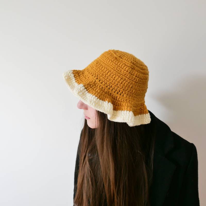 Gehäkelte Senf Ei Bucket Hat Handgefertigtes Strick Accessoire Gelb Creme Weiß Gestrickt von blubirdvintagelove