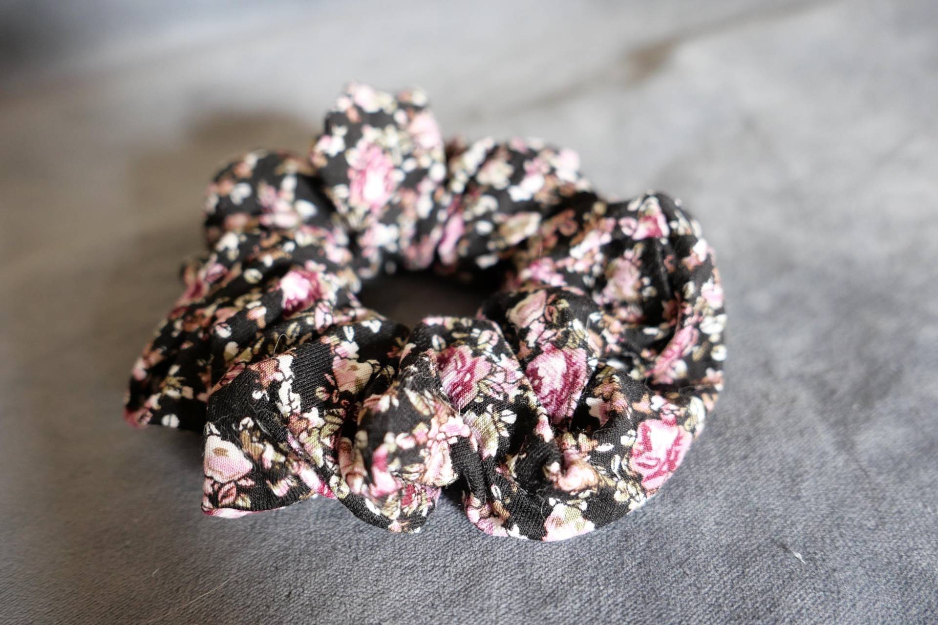 Handmade Floral Baumwolle Scrunchy Weich Und Flauschig Schwarz, Pink & Grün Haargummi von blubirdvintagelove