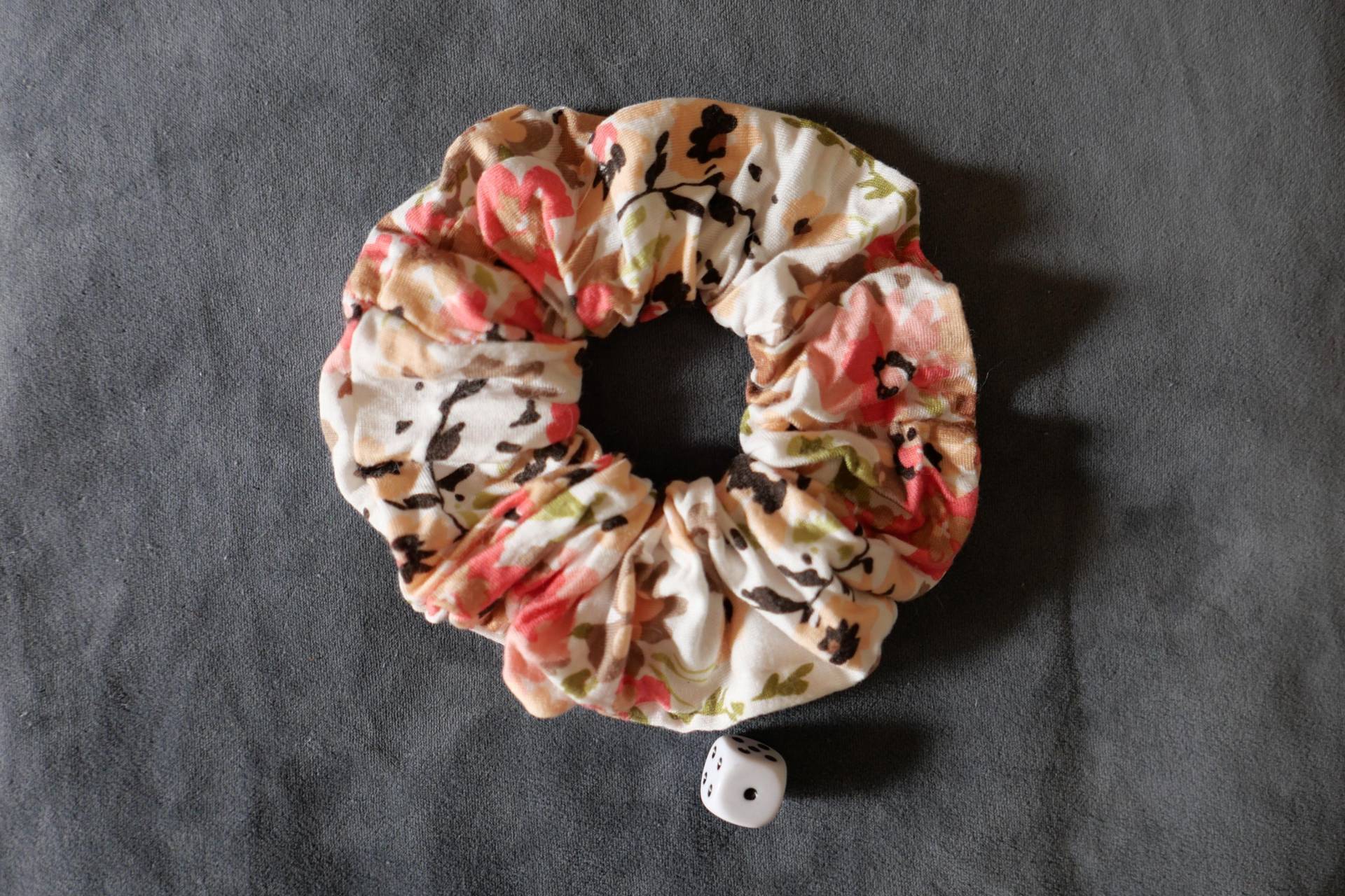 Handmade Floral Baumwolle Scrunchy Weich Und Flauschig Weiß, Rosa & Rot Haargummi von blubirdvintagelove