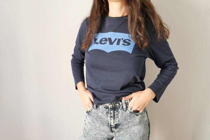 Vintage 90Er Jahre Levis Blau Leichter Pullover Fased Logo Weiche Baumwolle Langarm Basic-Schnitt Unisex Capsule Größe S/M von blubirdvintagelove