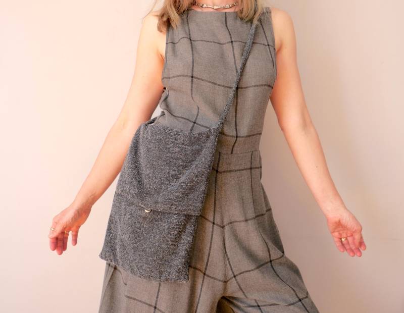 Vintage Boho Soft Grau Gefaltete Grundform Tasche Aus Weichem Strick Stoff Cross-Shoulder Charcoal Unisex von blubirdvintagelove