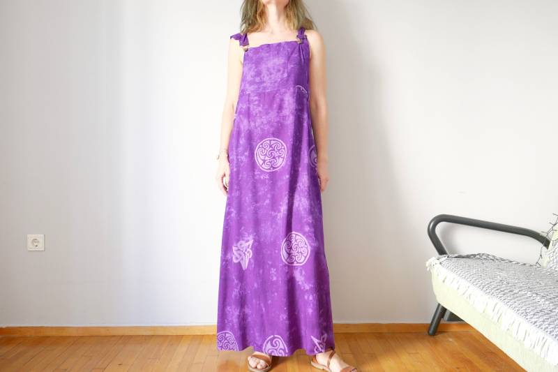 Vintage Langes Rayon Boho Lila Latzkleid Indonesien Psychedelic Tie Dye Festival Boxy Slip Einfach Basic Lagen Kleid Größe Onesize M/xl von blubirdvintagelove