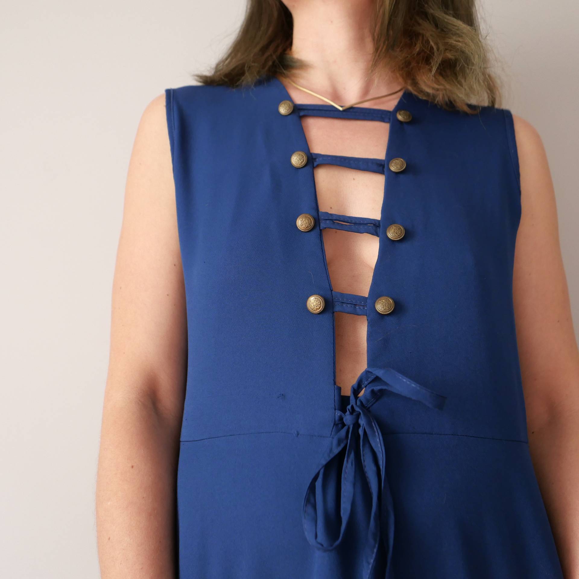 Vintage Minimalist Avantgarde Tiefes V Langes Blaues 70Er Kleid Bodenlanges Knöchellänge Ärmellos Größe L von blubirdvintagelove