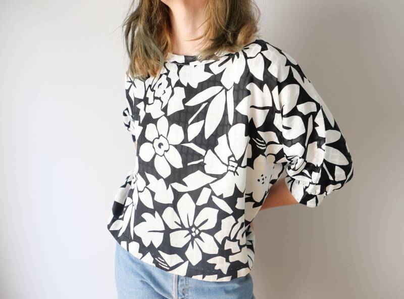 Vintage Blumen Shirt Mit Fledermausärmeln Handgemachtes Schwarz & Weißes Top | M/L von blubirdvintagelove