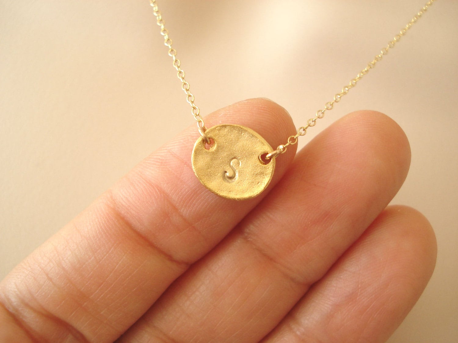 Gold Oder Silber Erste Halskette ... Personalisiert, Gestempelt Auf Sterling Über Plättchen, Beste Freunde, Brautjungfer Geschenk von blueJboutique7