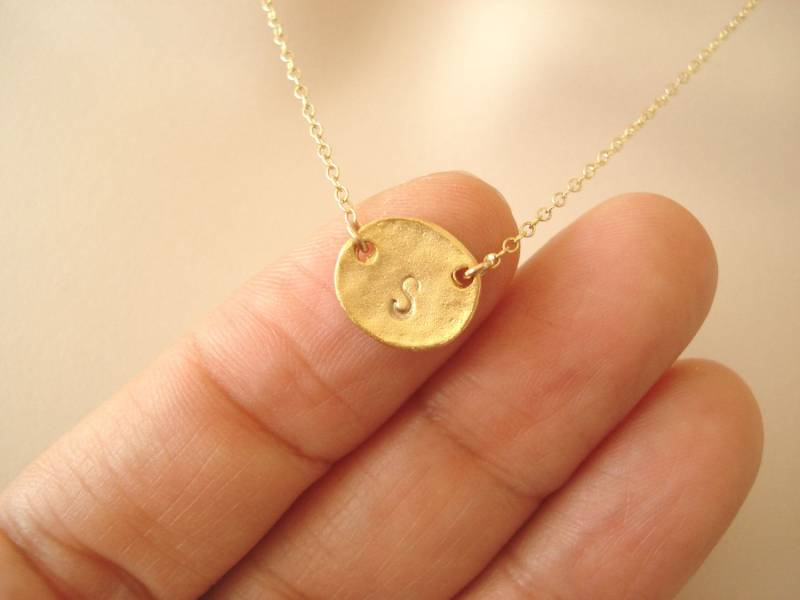 Gold Oder Silber Erste Halskette ... Personalisiert, Gestempelt Auf Sterling Über Plättchen, Beste Freunde, Brautjungfer Geschenk von blueJboutique7