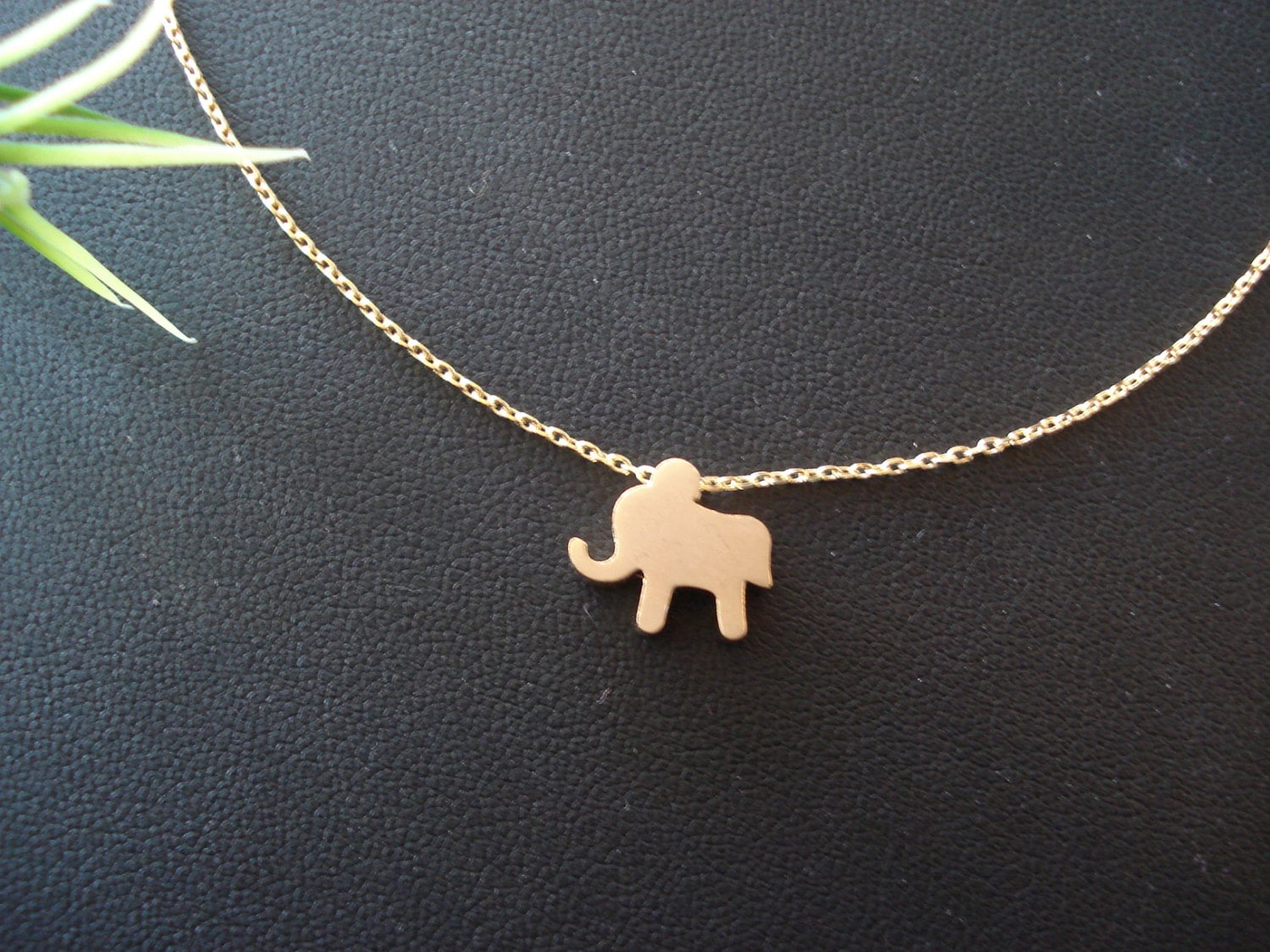 Kleine Gold Baby Elefant Halskette, Handgemachter Schmuck, Einfacher Glücks-Alltagsschmuck, Hochzeit, Schwestern, Brautjungferngeschenk von blueJboutique7