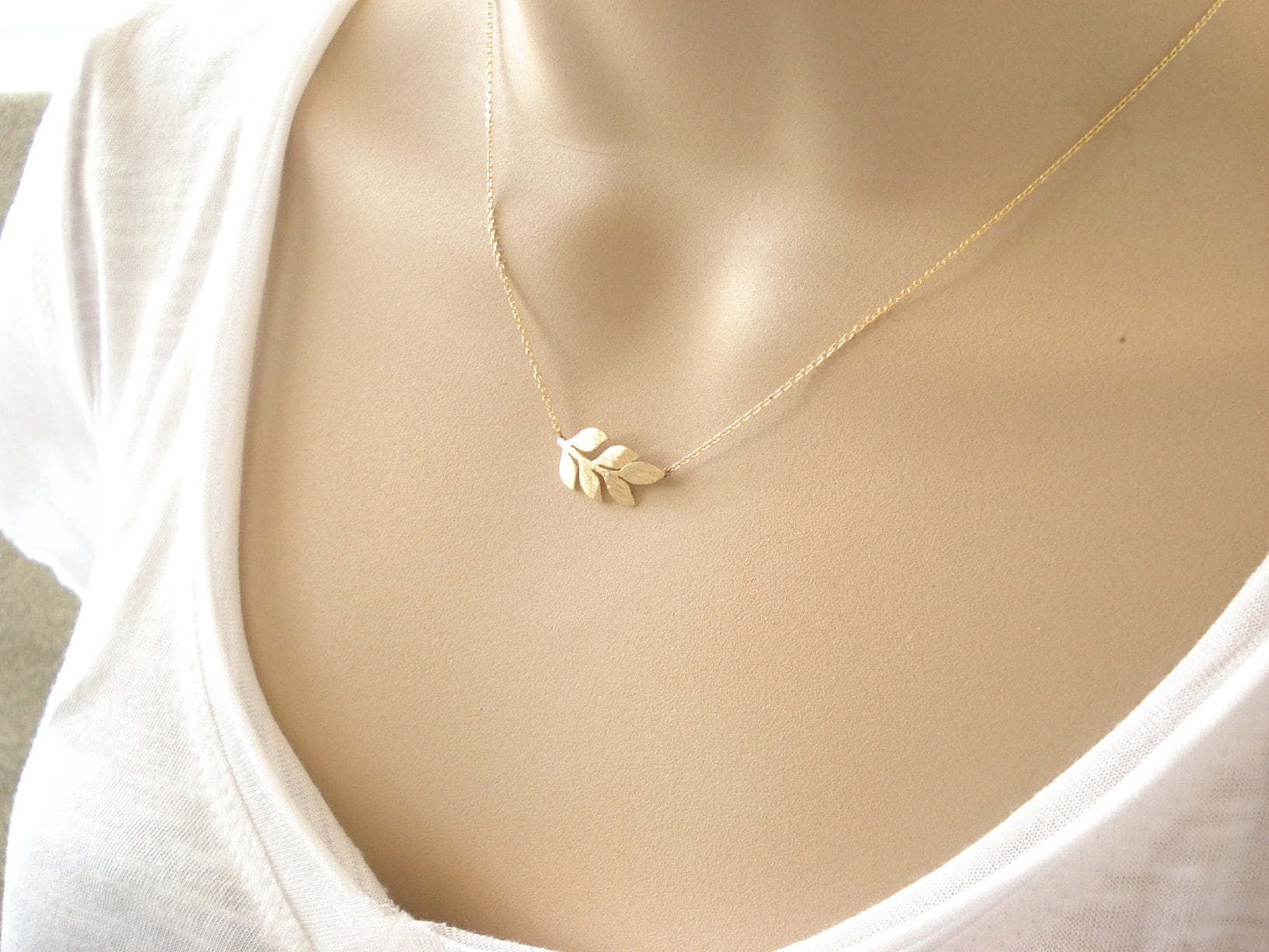 Seitliche Wege Blatt Halskette ... Gold, Silber Oder Roségold, Feder Charme, Alltägliche Halskette, Promi Inspiriert, Beste Freundin, Brautjungfer von blueJboutique7