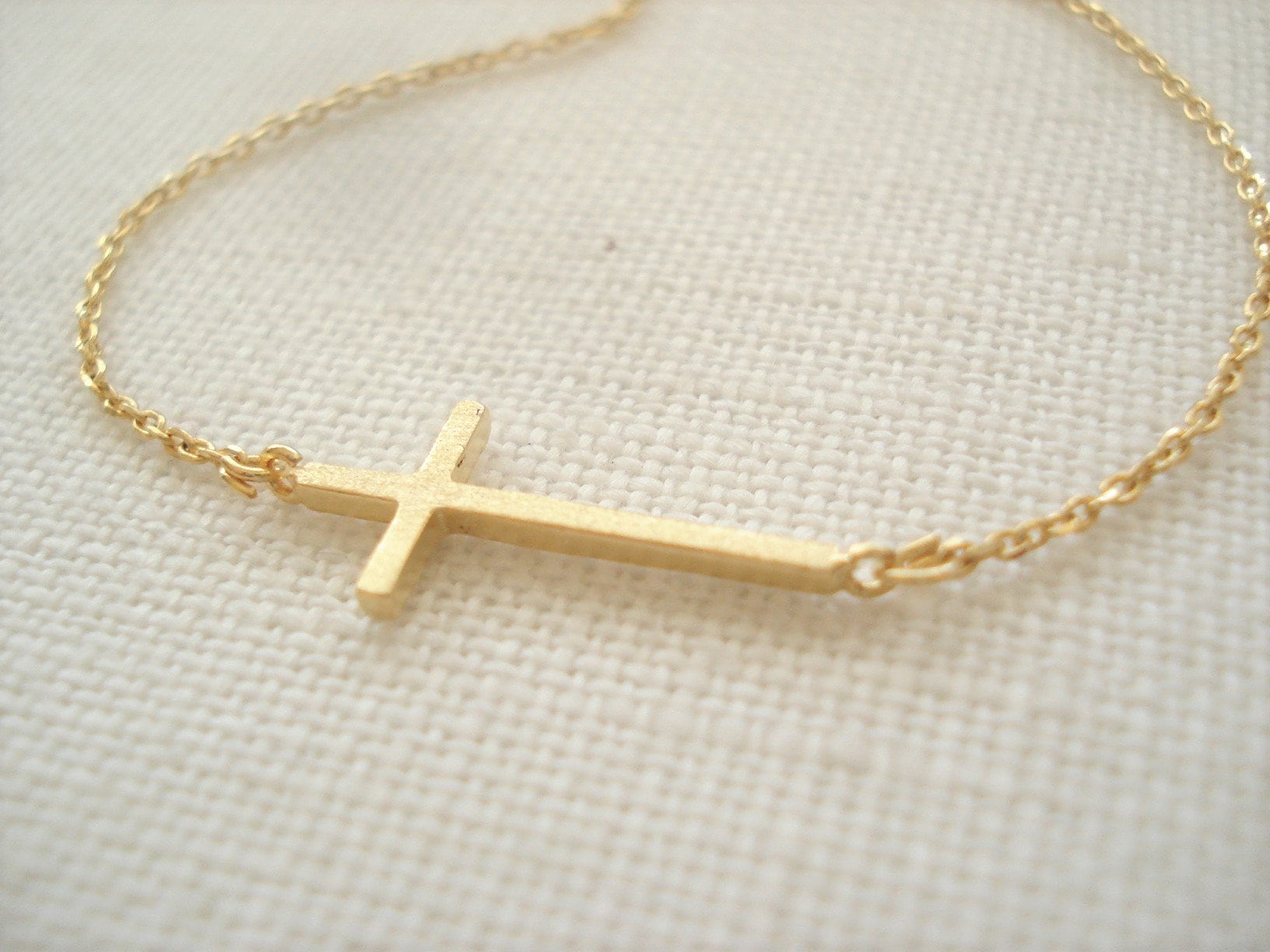 Winzige Goldseitlich Kreuz Charm Halskette..simple Jeden Tag, Glaube, Religiös, Promi Inspiriert, Brautschmuck, Hochzeit, Brautjungfer Geschenk von blueJboutique7