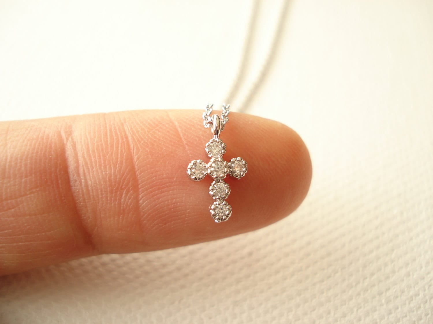 Zierliche Kreuz Halskette ...silber Oder Gold Einfach Jeden Tag Anhänger , Brautschmuck, Minimalistisch, Religiöser Schmuck, Brautjungfer Geschenk von blueJboutique7
