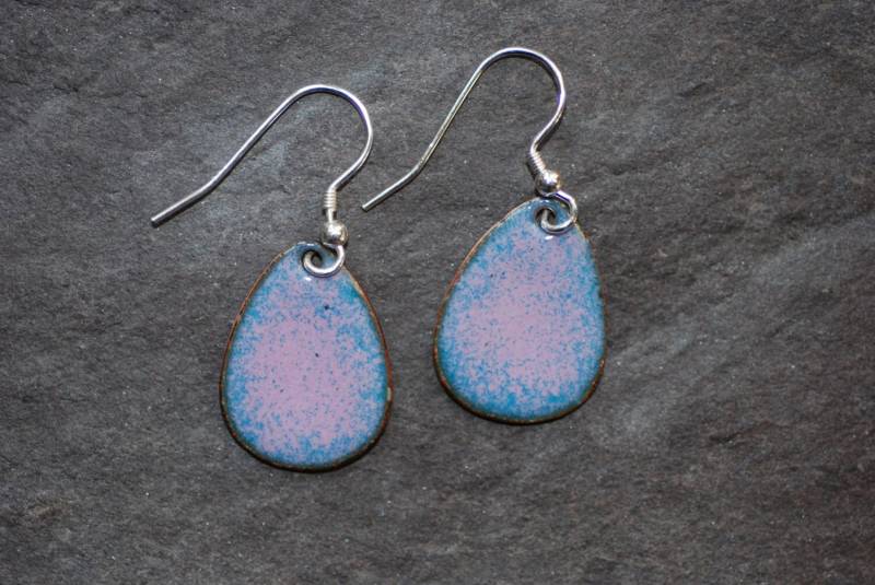 Blau Und Mauve Emaille Ei Tropfen Ohrringe von bluebirdhouseonline