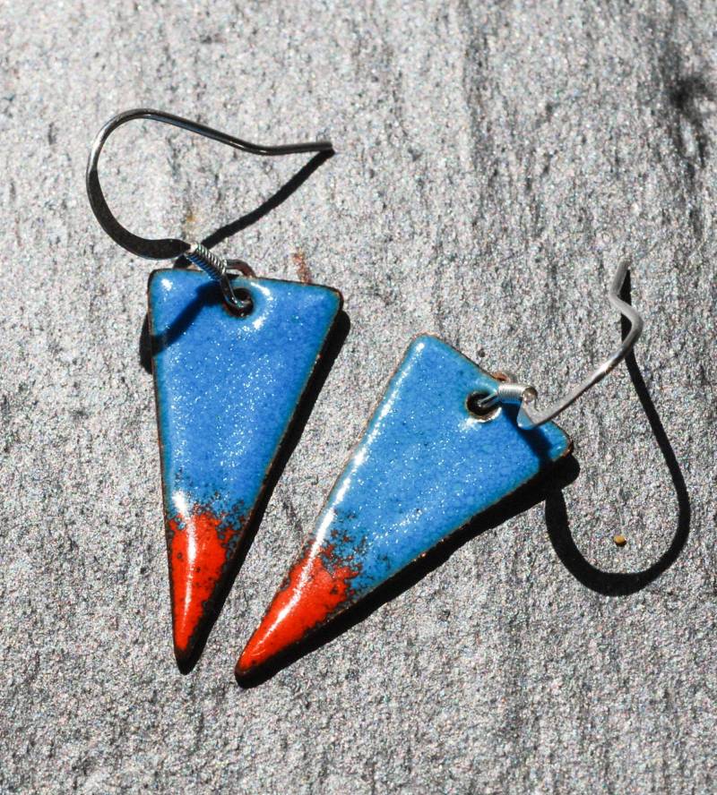 Dreieckige Blau Und Orange Kupfer Emaille Ohrringe von bluebirdhouseonline