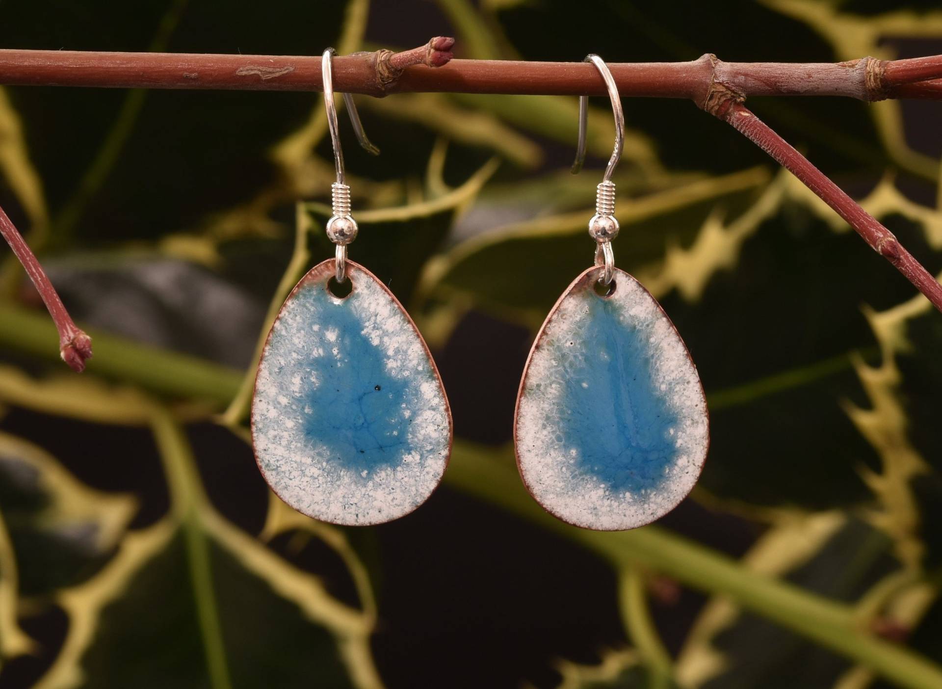 Frostige Blaue Und Weiße Kupfer Emaille Ei Ohrringe von bluebirdhouseonline