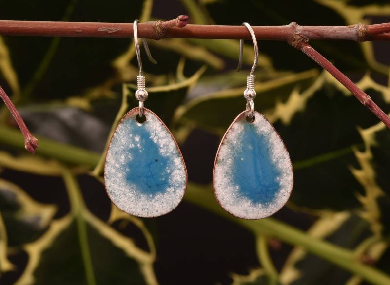 Frostige Blaue Und Weiße Kupfer Emaille Ei Ohrringe von bluebirdhouseonline