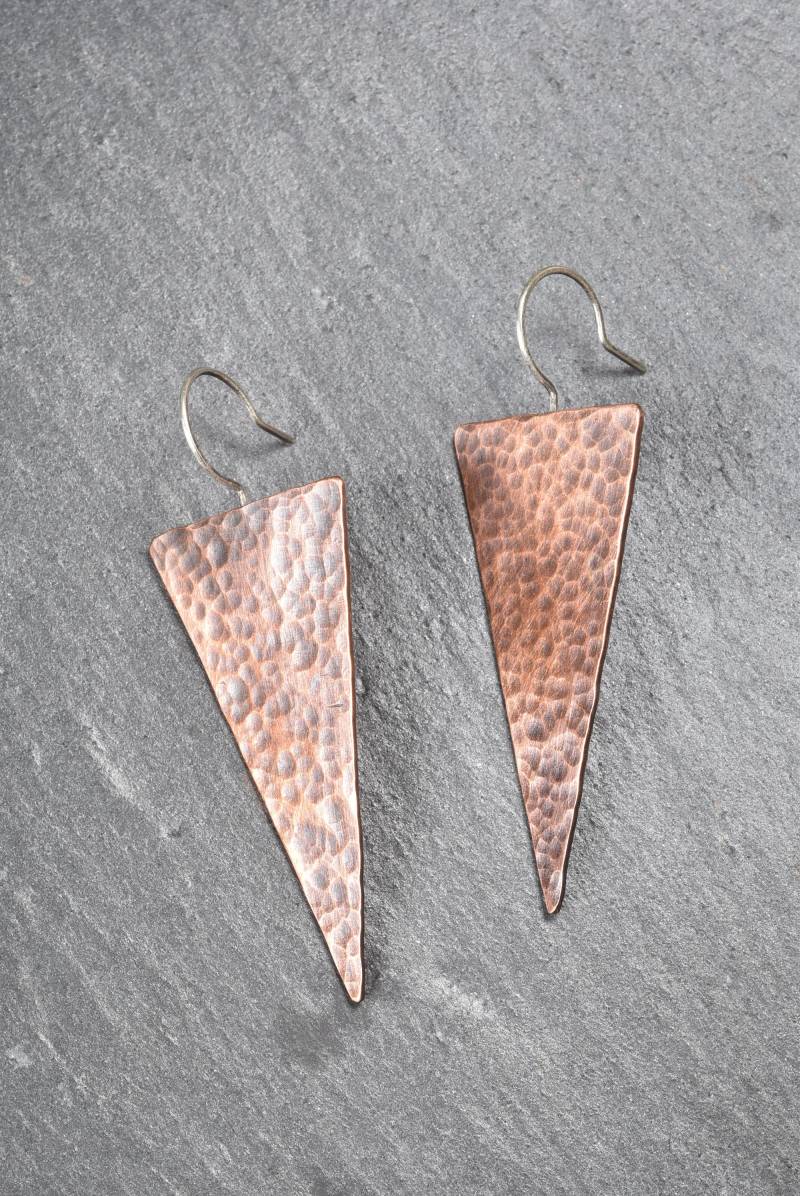 Gehämmerte Kupfer Dreieck Ohrringe von bluebirdhouseonline