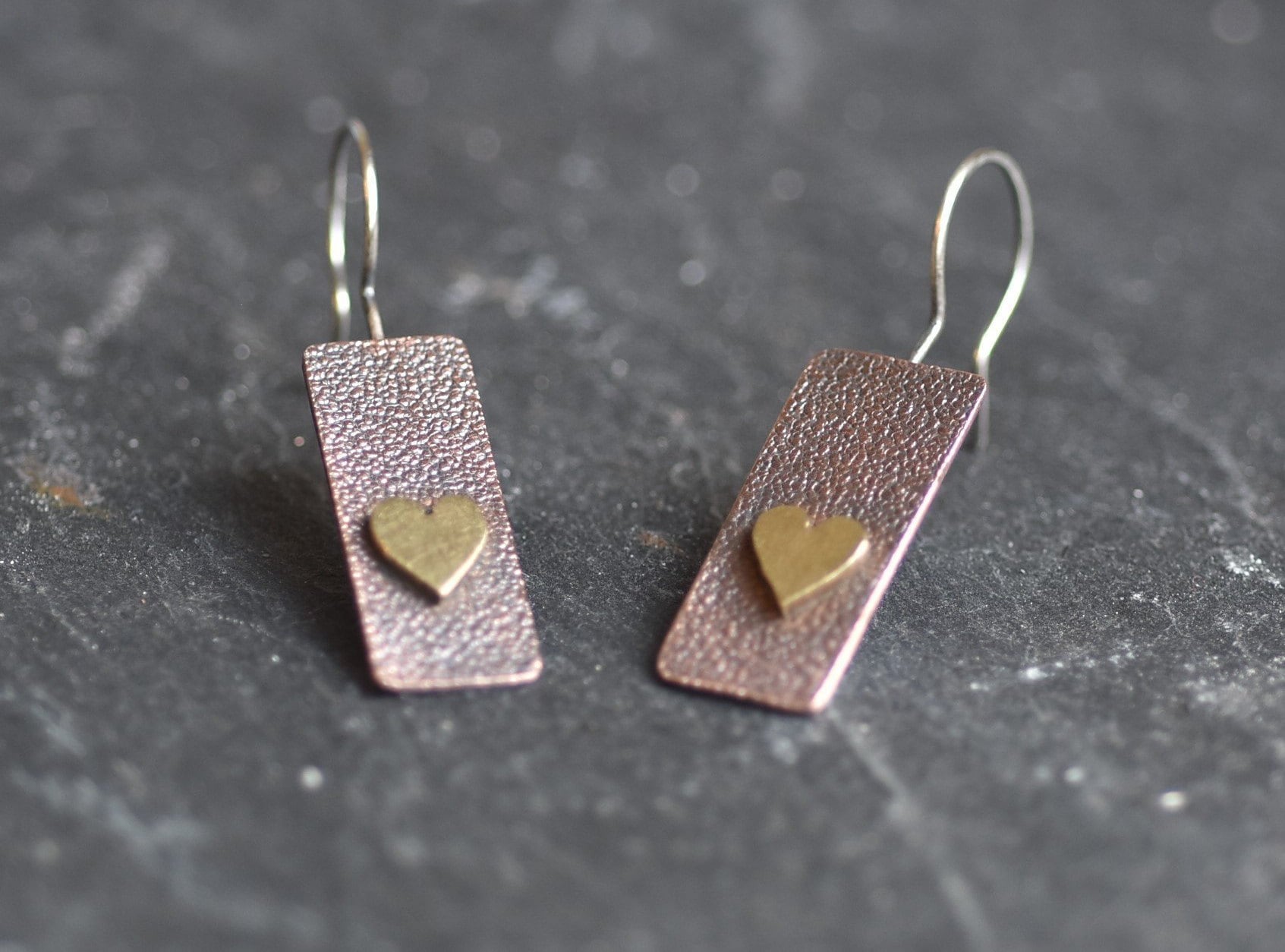 Handgefertigte Kupfer Und Messing Herz Ohrringe von bluebirdhouseonline