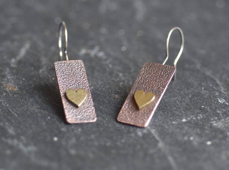Handgefertigte Kupfer Und Messing Herz Ohrringe von bluebirdhouseonline