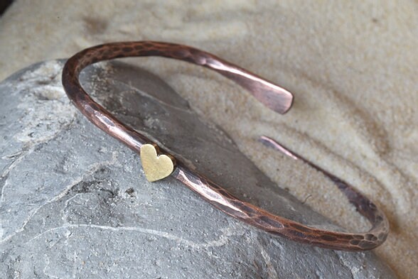 Kupfer Und Messing Herz Armreif von bluebirdhouseonline