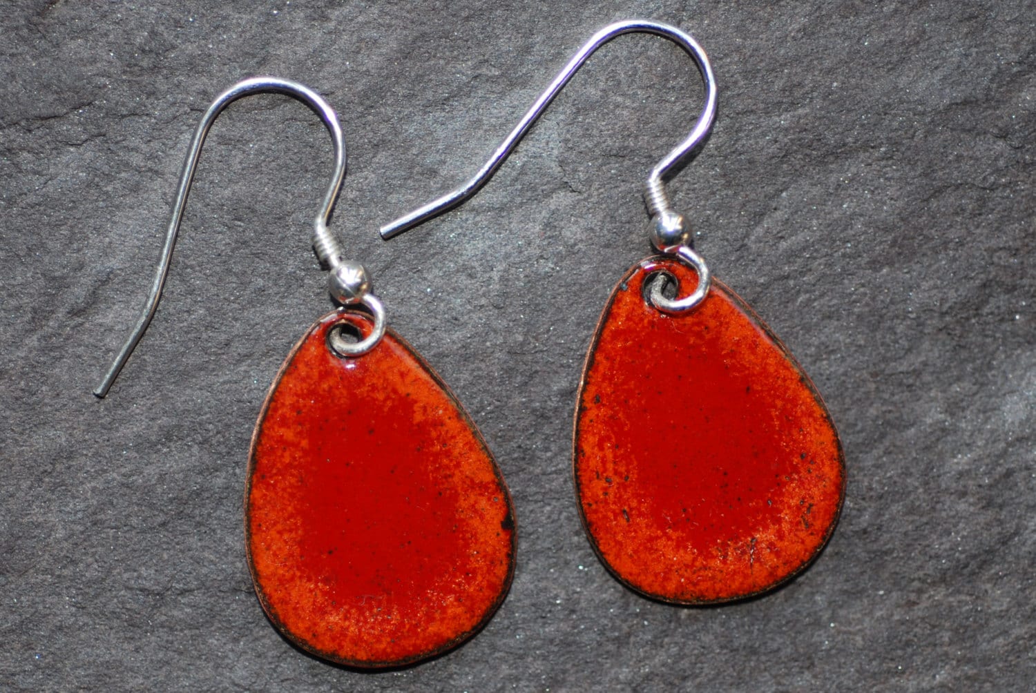 Rote Und Orange Kupfer Emaille Ei Ohrringe von bluebirdhouseonline
