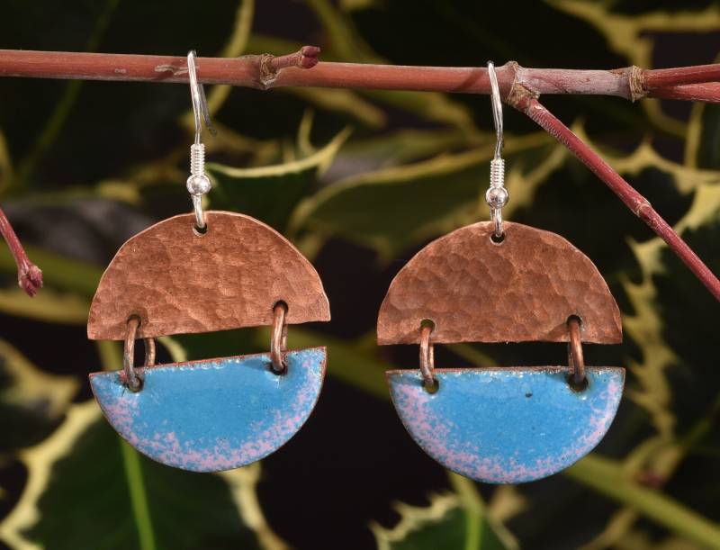 Verbunden Halbkreis Kupfer Und Emaille Blau Ohrringe von bluebirdhouseonline