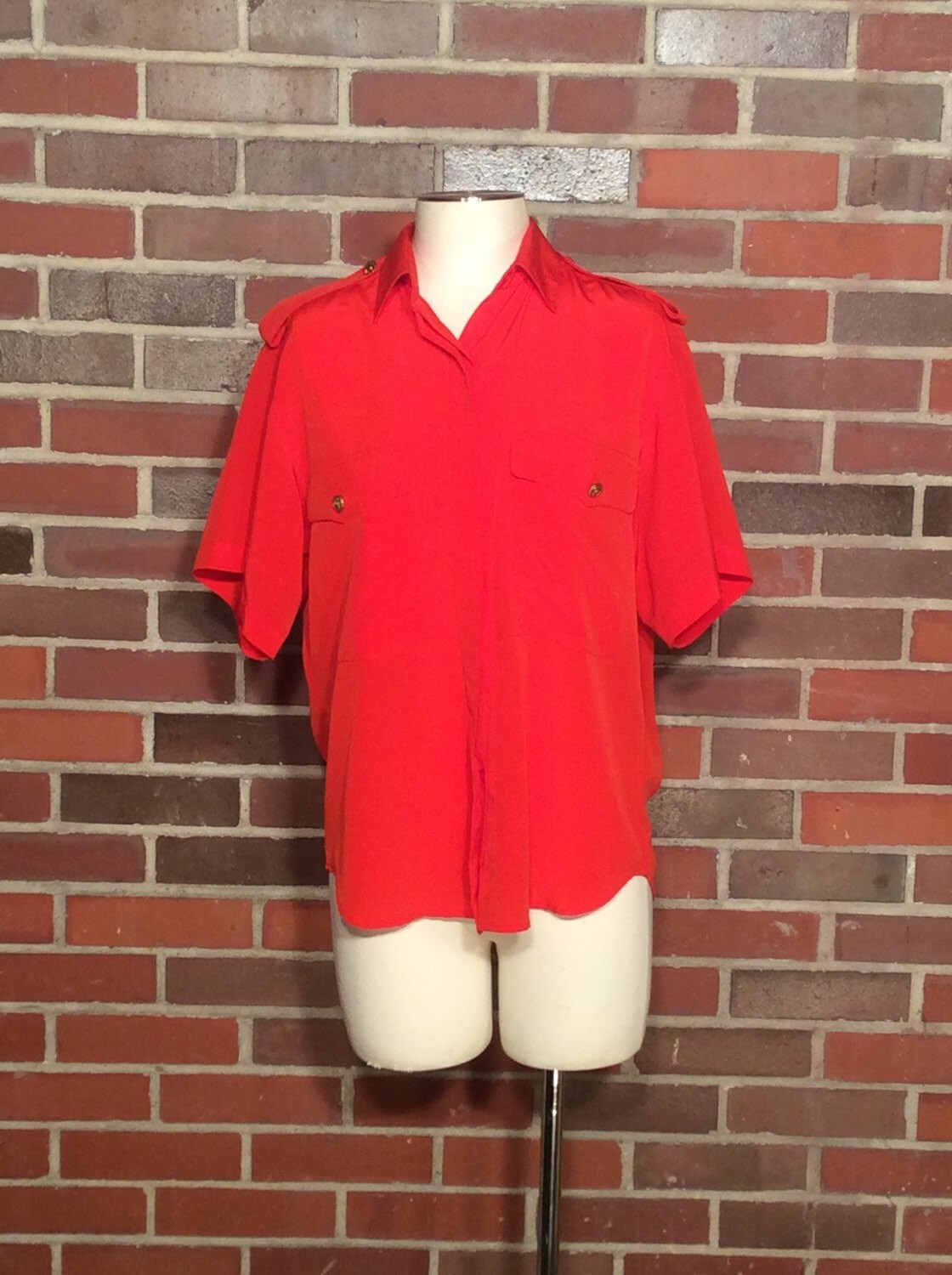 Vtg Rot Kurzarm Button Oben Bluse/Gloria Vanderbilt Grösse 12 Militär Style Polyester von bluebirdklassics