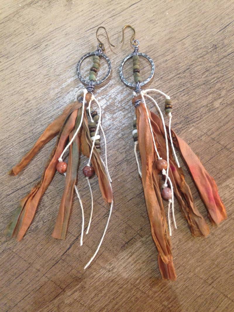 Ohrringe Boho Wabi-Sabi Baumelt Mit Recycling Zerfetzt Seide Perlen Hanf & Reifen Gehämmert von bluemermaiddesigns