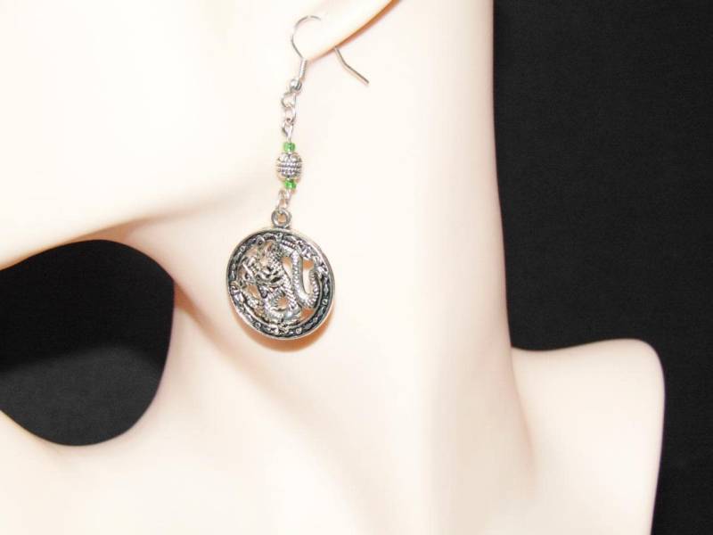 Silberne Drachenmünzensymbol Baumelnde Ohrringe Mit Feinen Silbernen Perlen, Damenschmuck, Bijou, Lange Ohrringe, Charm-Ohrringe Silberne Drachenmünzensymbol Baumelnde Ohrringe Mit Feinen Silbernen Perlen, Damenschmuck, Bijou, Lange Ohrringe, Charm-Ohrringe von bluepolarbeargems