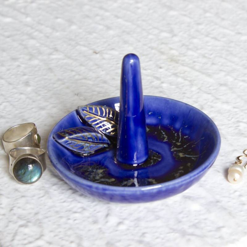 Kobaltblauer Ringhalter, Personalisierte Anfangsringschale, Gold Bemalte Blätter, Brautpartygeschenk, Schmuckaufbewahrung, Für Sie, Hochzeitsgeschenk von blueroompottery