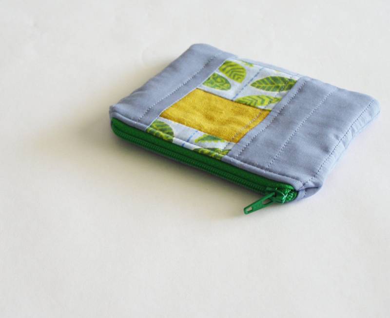 Kleines Gestepptes Portemonnaie - Himmelblau Mit Patchworkstreifen Modernes Blattmuster Senfgelb von bluestitchhandmade
