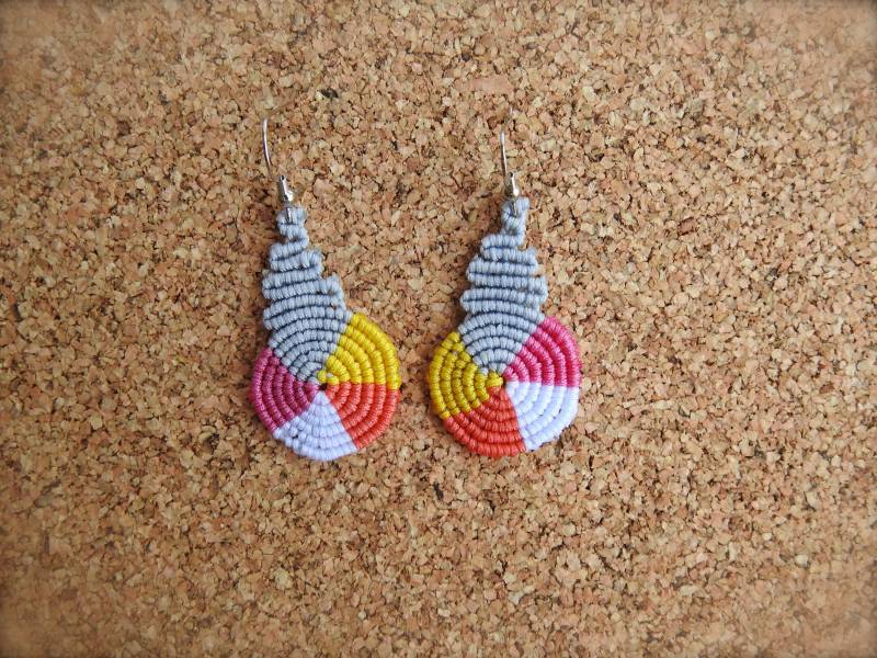 Makrame Ohrringe-Boho-Leicht-Geknotete Nylonschnur-Handgefertigt-Micro Makramee-Bunt-Orange-Grau-Gelb-Weiß - Rosa-Ohrringe-Hippie-Mod von bluestitchhandmade