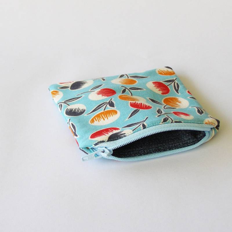 Reißverschlusstasche - Moderne Bubble Blumen Kleine Himmelblaue Geldbörse/Geldbeutel Mit Weißem, Marineblauem, Rotem, Und Orangem Blumenmuster von bluestitchhandmade