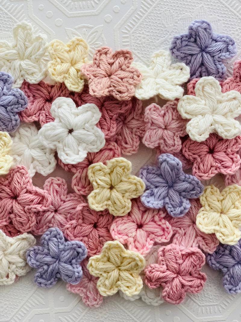 Häkel Applikation Blumen Wolle Verzierung Pullover Handmade Gehäkelte Blüten Rosé Beige Baumwolle Stricken von bluetenblaettchen